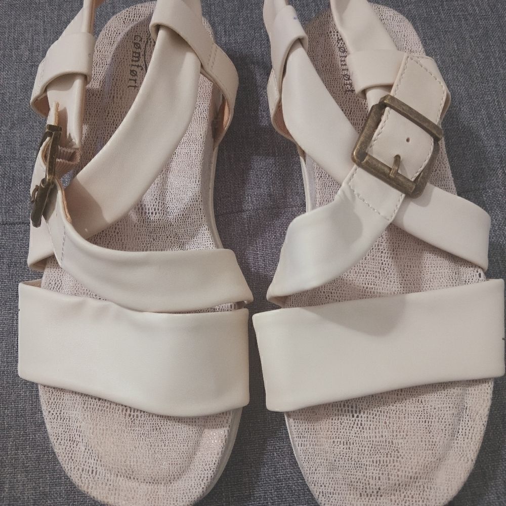 B.O.C Comfort Strappy Cream Sandals. SZ 8M - Picture 2 of 9
